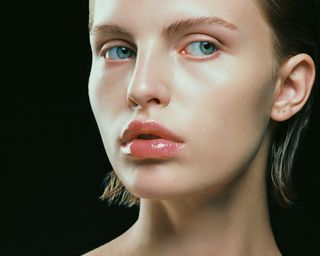 model karolina spakowski as featured in kadewe magazine by photographer lotte thor for ex ex ex